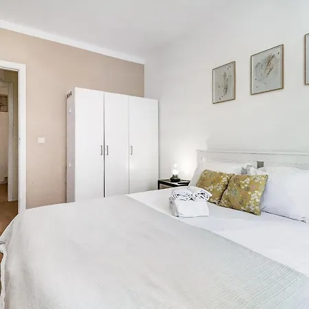 Charming Iii Apartment *