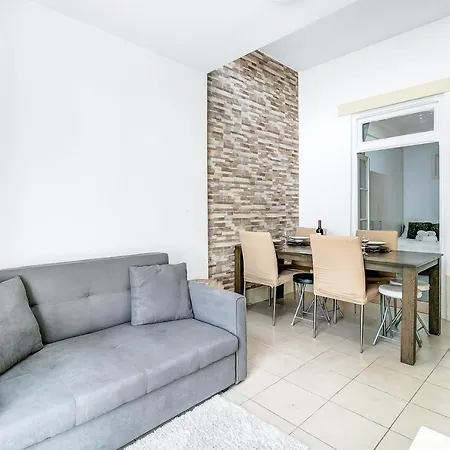 Charming Iii Apartment *